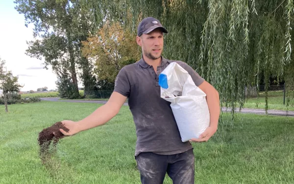 Lavagruis en lavameel strooien