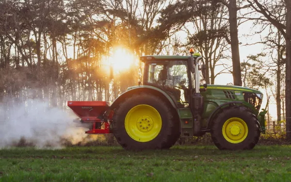 Spreading agricultural lime